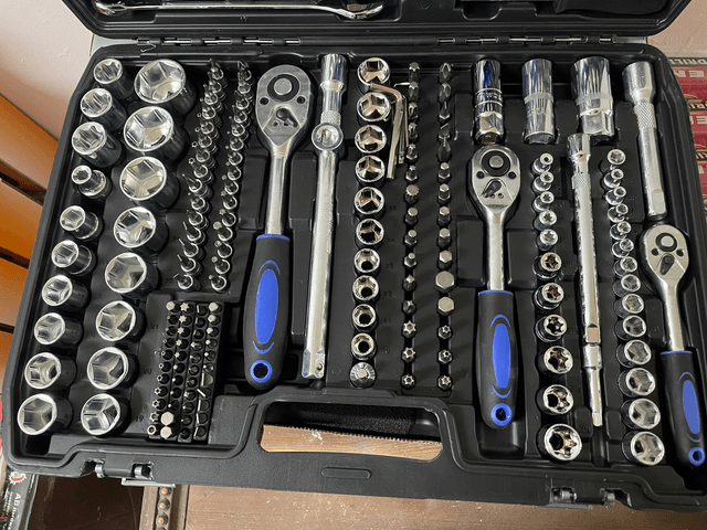 220pc socket and tool set