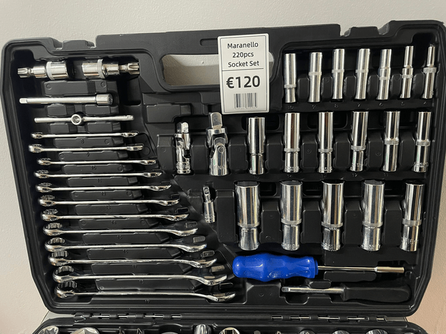220pc socket and tool set